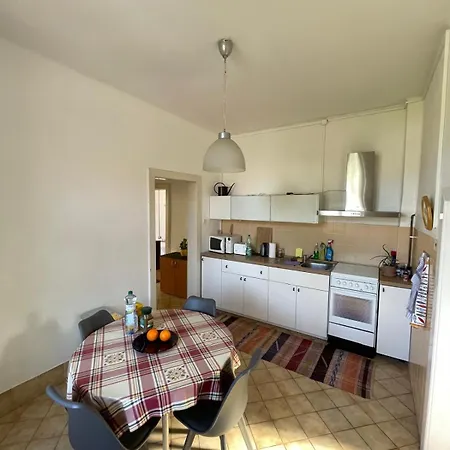 Retro House In Wider Center *