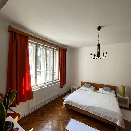Retro House In Wider Center ترنافا