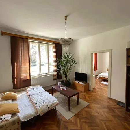 Retro House In Wider Center * ترنافا